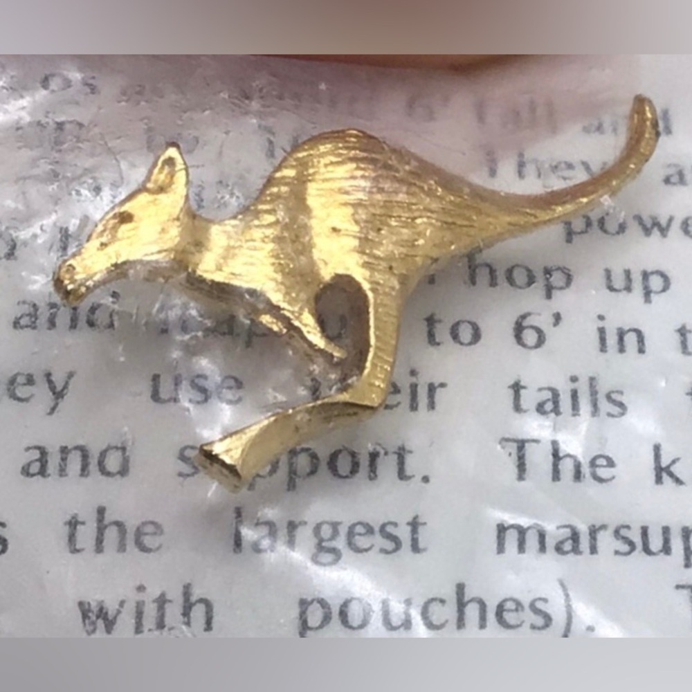 Vintage Kangaroo Lapel Pin Gold Tone w Fact Card Made in Korea